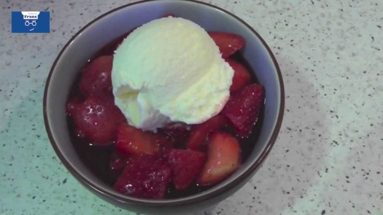 Receta de Helado de yogur con sopa de fresas