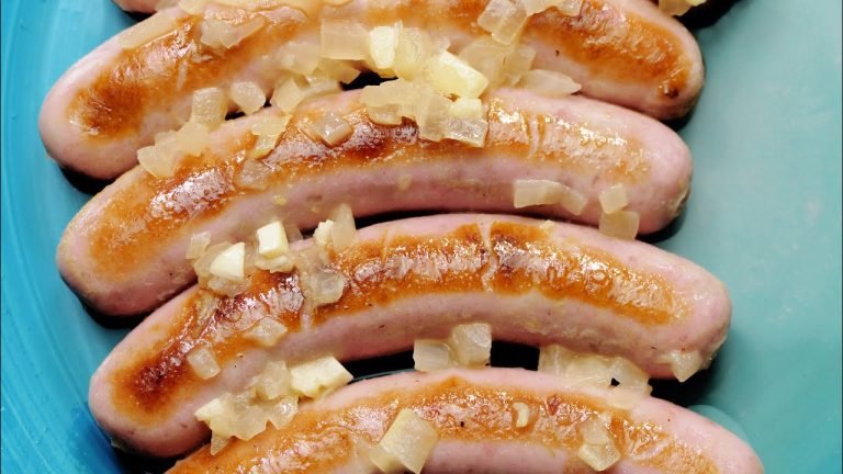 Receta de Salchichas frescas con cebolla y vino blanco
