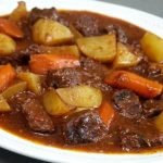 Receta de Cordero lech&oacute;n asado con hongos y crema de cebolla