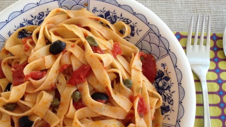 Receta de Pasta con tomate anchoas y aceitunas