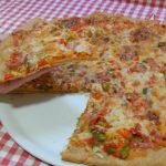 Receta de Pizza casera con pollo jam&oacute;n y huevo
