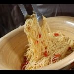 Receta de Pizza de achicoria con alcaparras y aceitunas